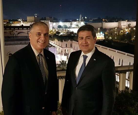 הנשיא הרננדז (מימין) בעת ביקורו בישראל, עם שגריר ישראל מתי כהן. צילום: שגרירות ישראל בגוואטמלה